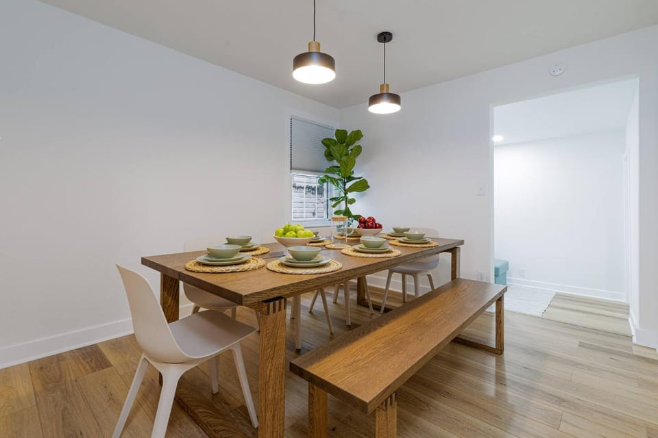 Dining area, Meals, group of guests, Family