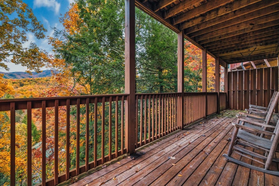 Gatlinburg Cabin-Mtn View-Hot Tub-Theater Room Cabin in Gatlinburg