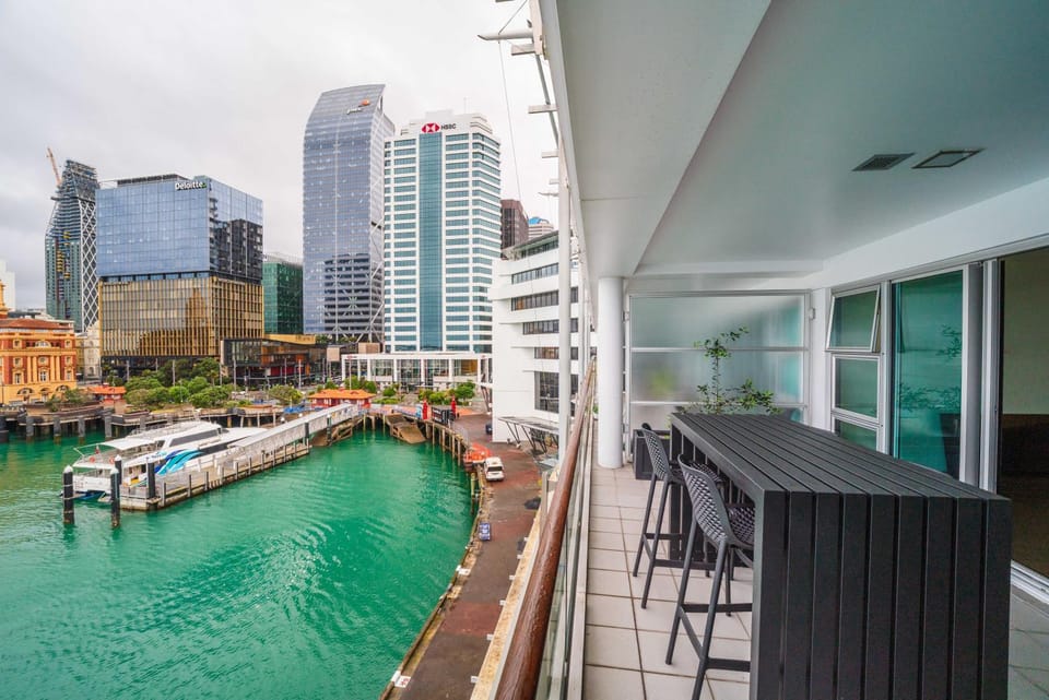 Property building, View (from property/room), Balcony/Terrace, City view, Sea view