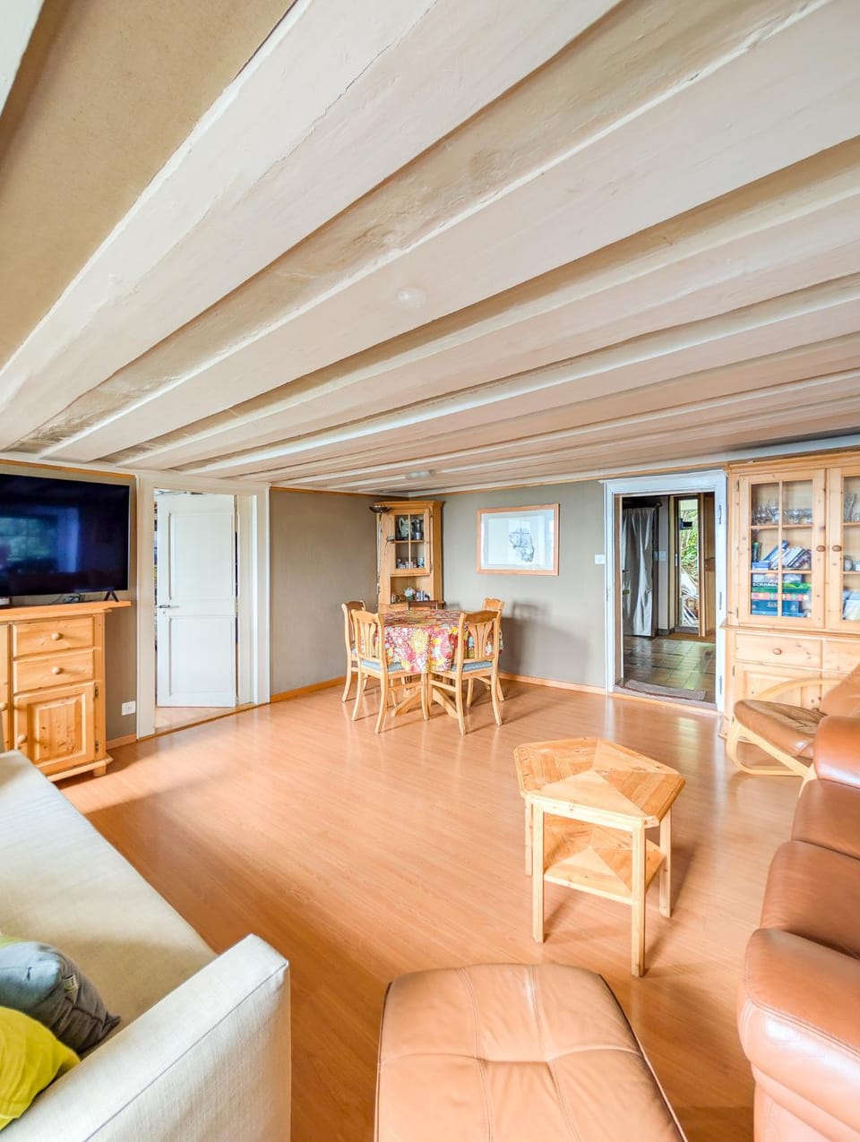 TV and multimedia, Living room, Seating area, Dining area