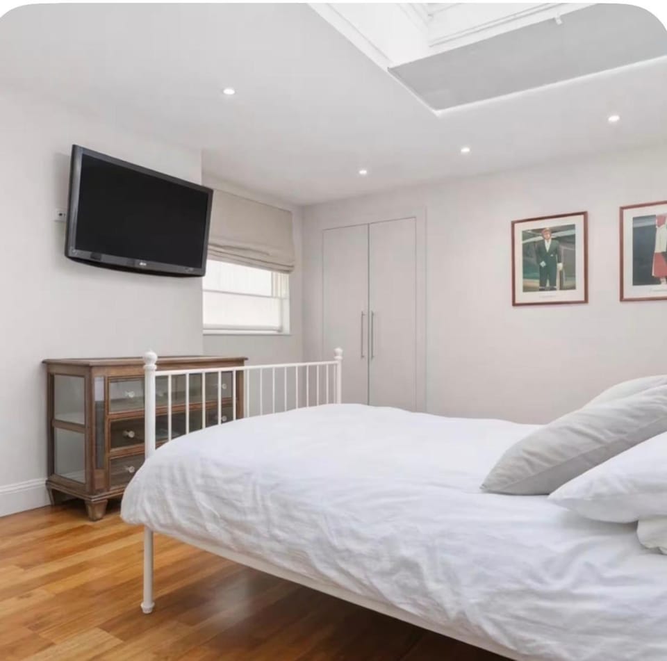 Beautiful Mews house just off Marylebone High St House in City of Westminster