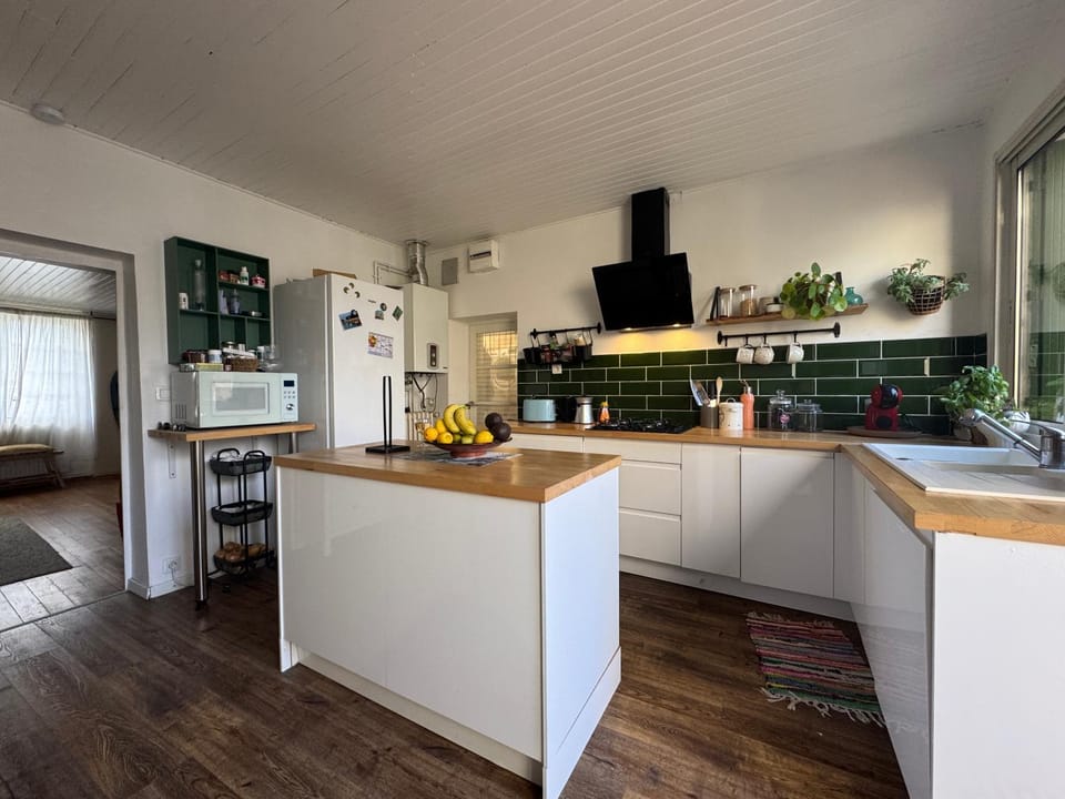 Kitchen or kitchenette, dishwasher, oven, stove