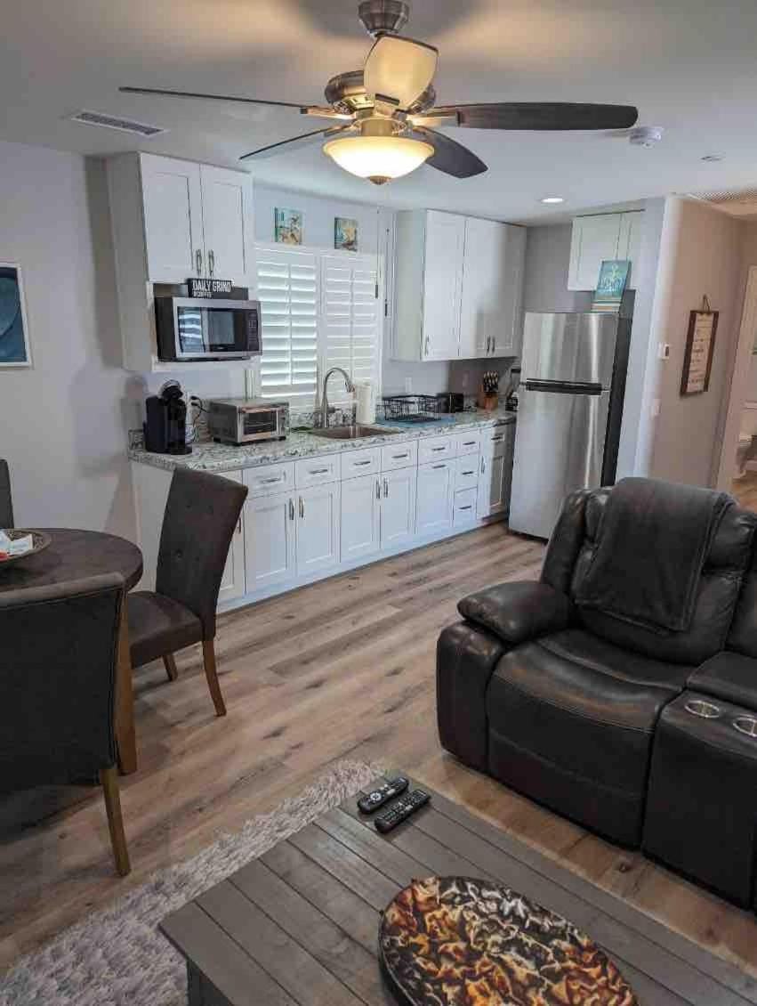 Coffee/tea facilities, Kitchen or kitchenette, Seating area, Dining area, toaster