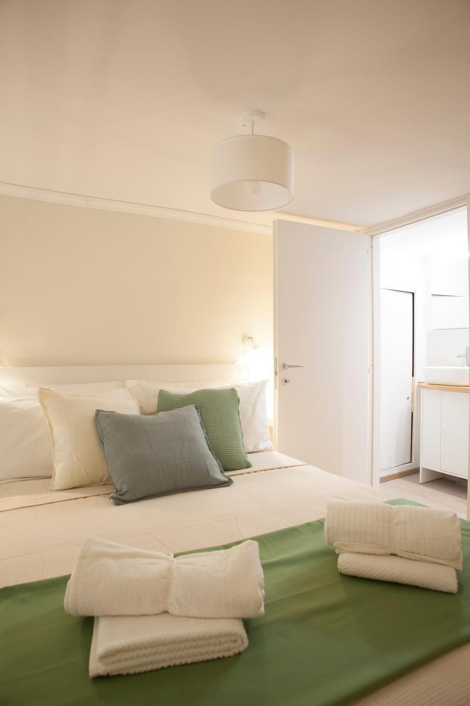 Bed, Photo of the whole room, Bedroom, towels