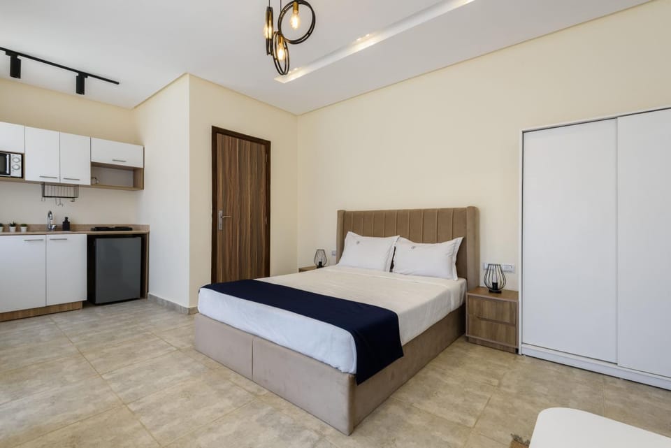 Bed, Kitchen or kitchenette, Photo of the whole room, Bedroom, minibar, wardrobe