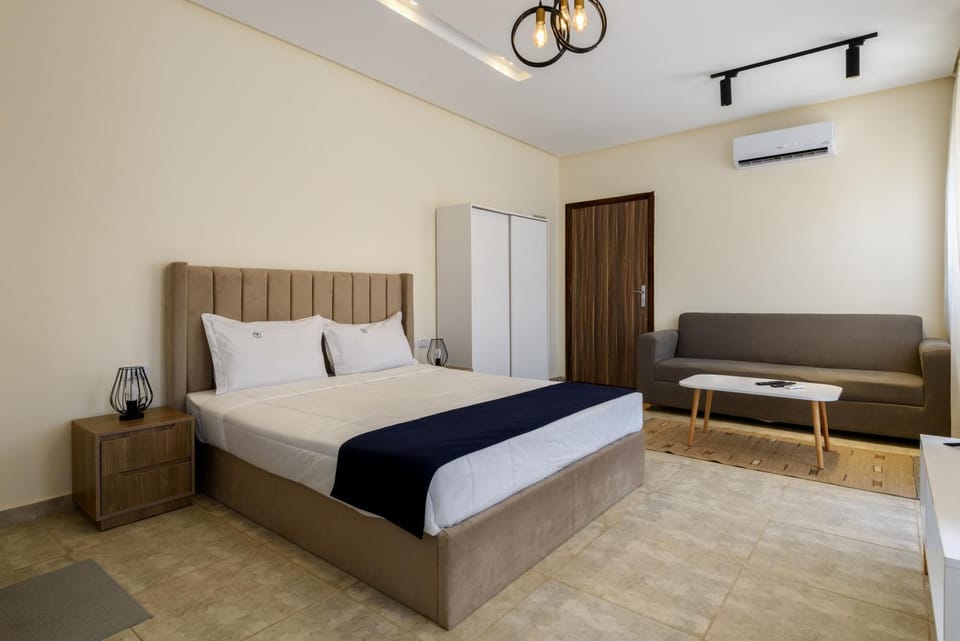 Bed, Living room, Photo of the whole room, Seating area, Bedroom