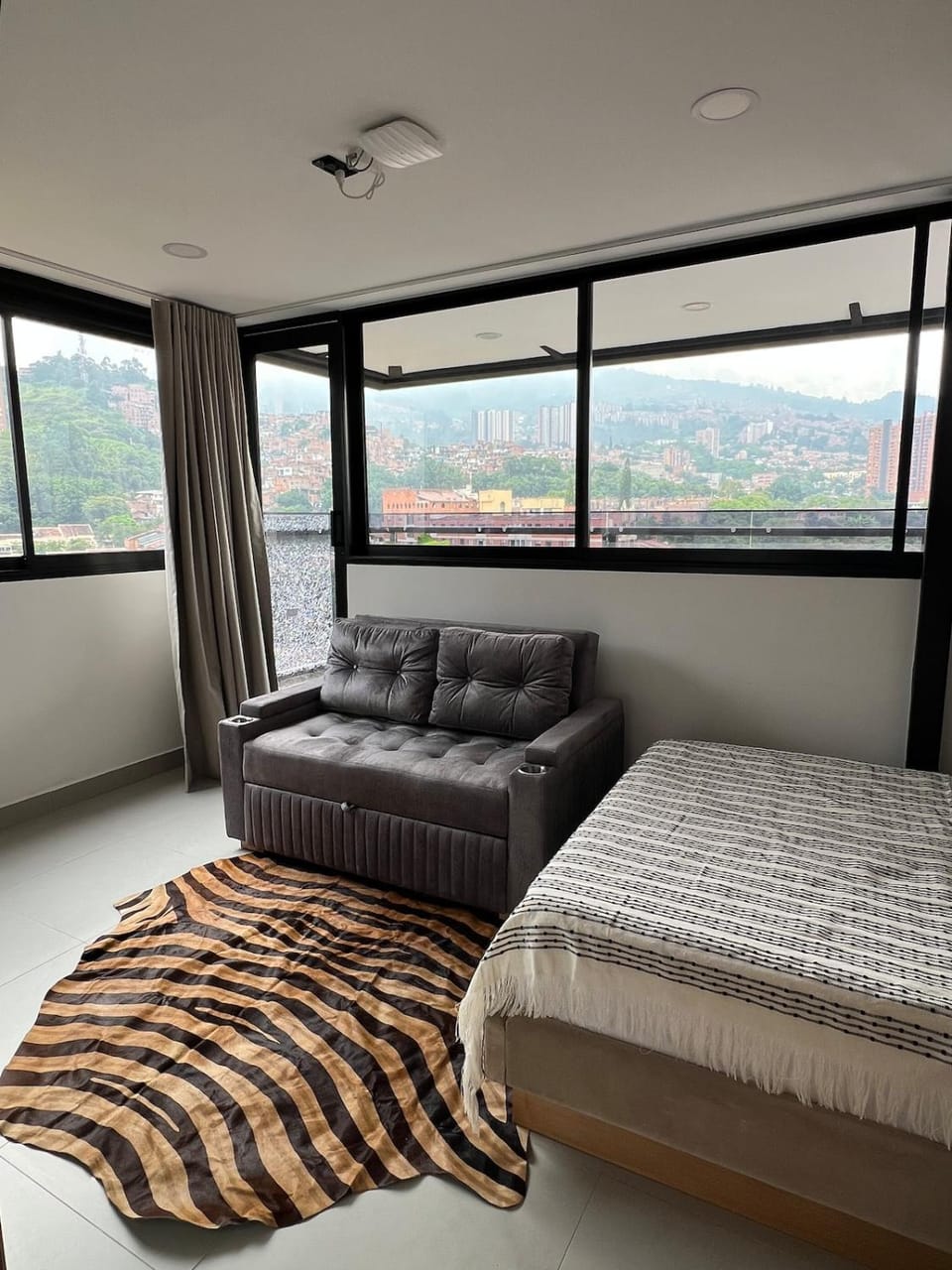 apto con jacuzzi y aire acondicionado cerca laureles Apartment in Medellin