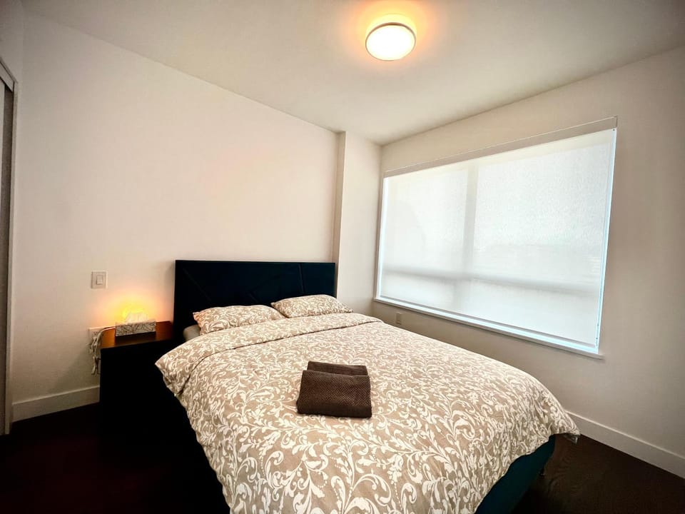 Mordern stylish 2B2B close to Richmond center Apartment in Richmond