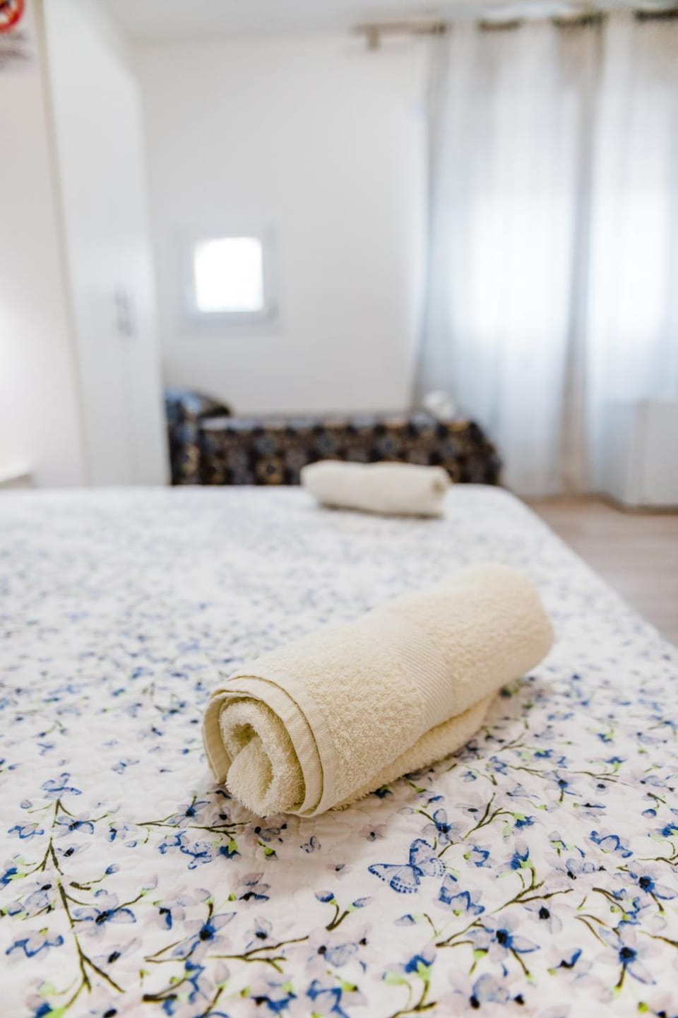 Bed, towels