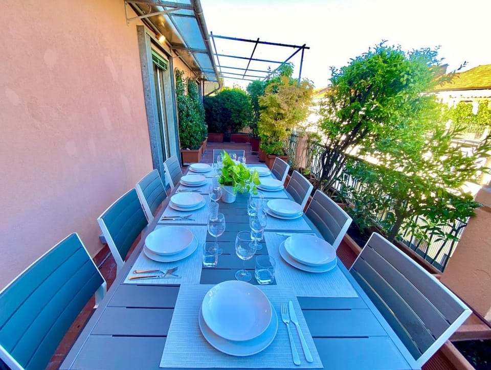 Penthouse with panoramic terrace-8 minutes from the Duomo Apartment in Milan