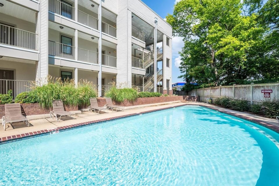 Walk to Stadium & Cotton District, Balcony & Pool Apartment in Starkville