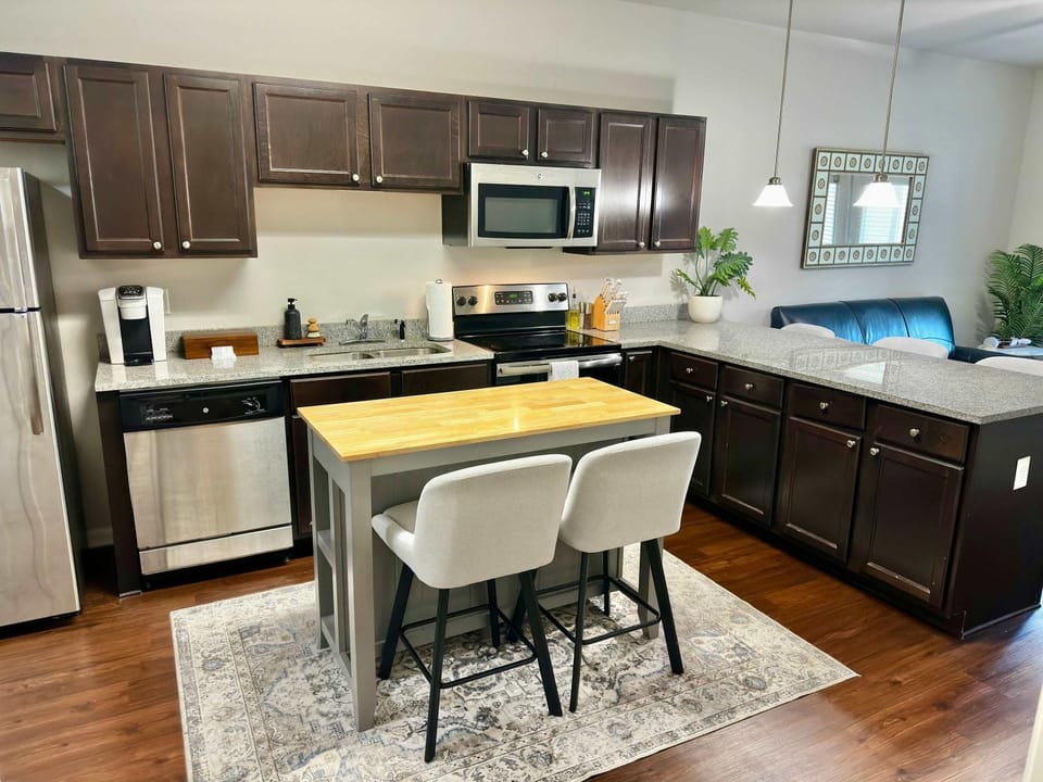 Walk to Stadium & Cotton District, Balcony & Pool Apartment in Starkville