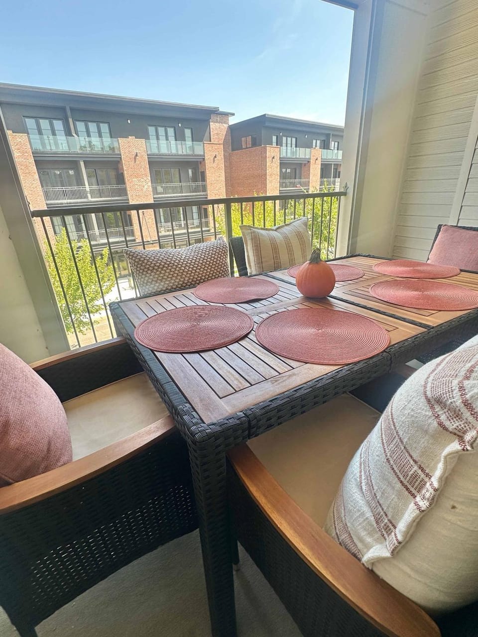 Walk to Stadium & Cotton District, Balcony & Pool Apartment in Starkville