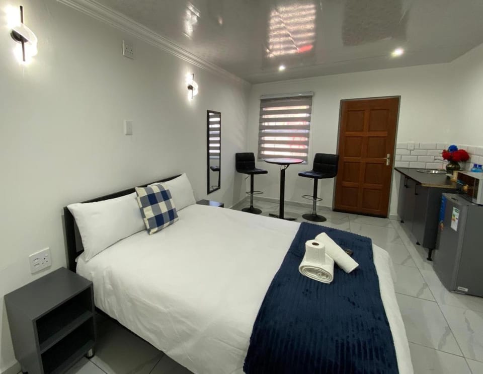 Bed, Kitchen or kitchenette, Photo of the whole room, Bedroom, towels