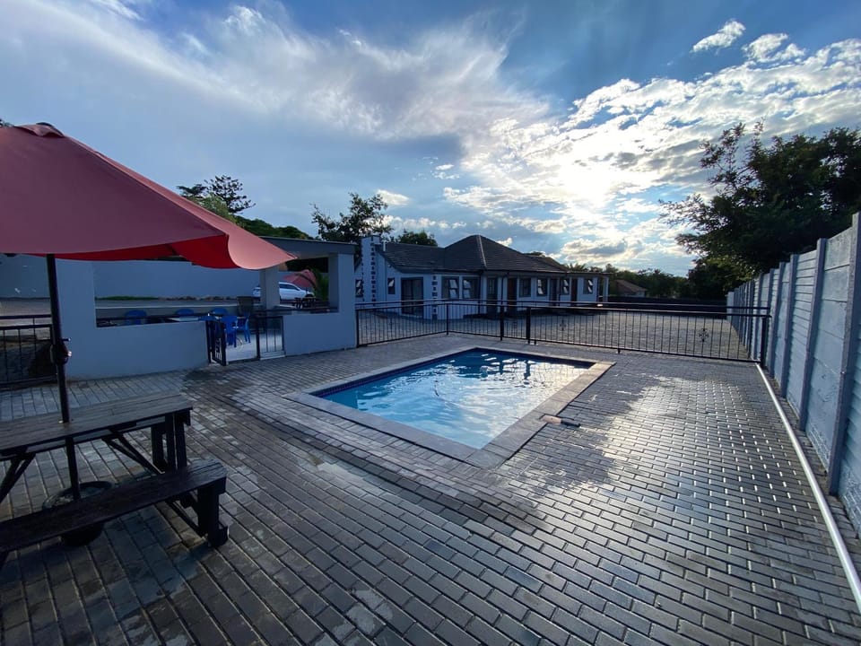 Balcony/Terrace, Seating area, Swimming pool