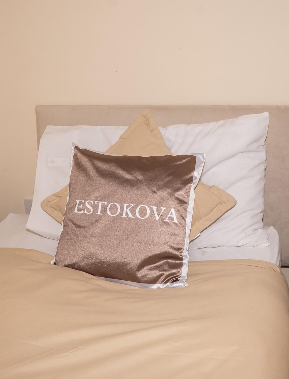 Quiet Yellow Rest House Sleeps 7 House in Swindon