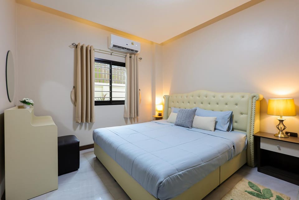 Bed, Photo of the whole room, Seating area, Bedroom, air conditioner
