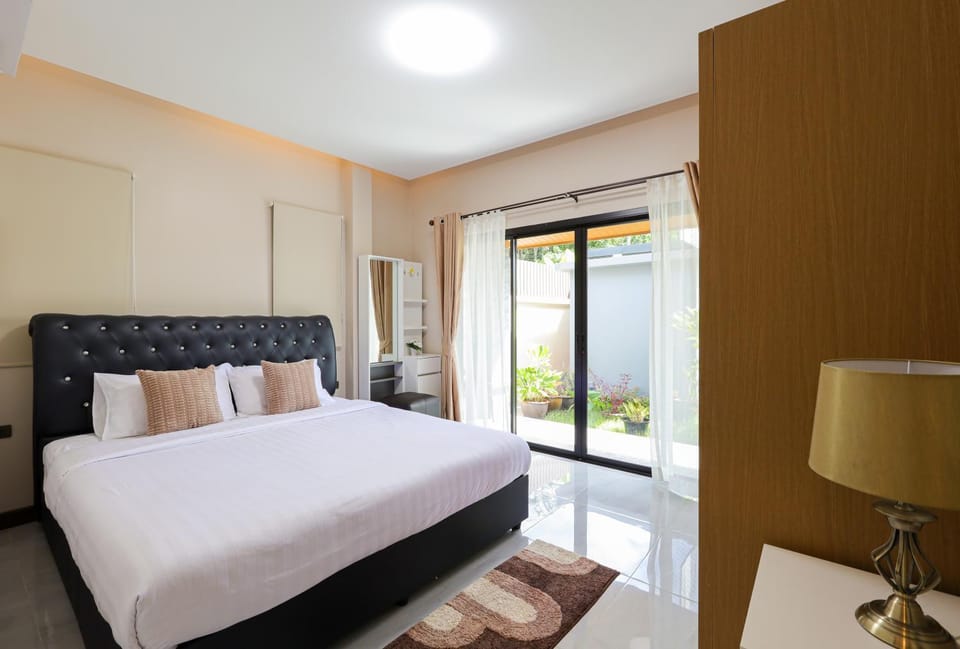 Bed, Living room, Photo of the whole room, Seating area, Bedroom