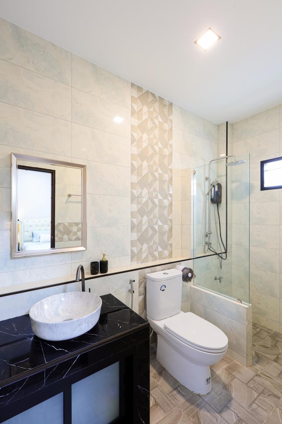 Shower, Toilet, Bathroom, Bath, bidet, towels
