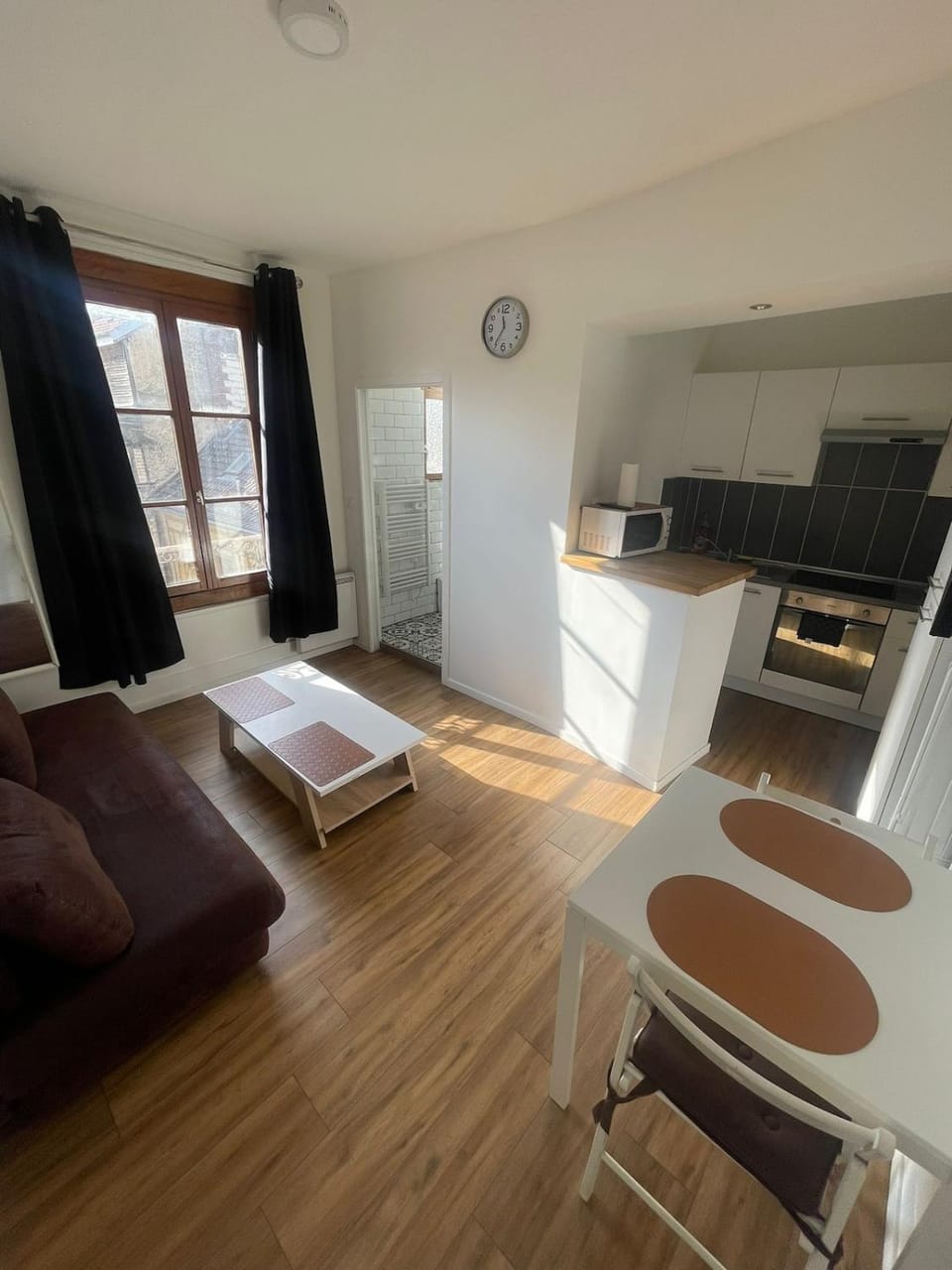 Kitchen or kitchenette, Living room, Seating area, minibar, oven, stove