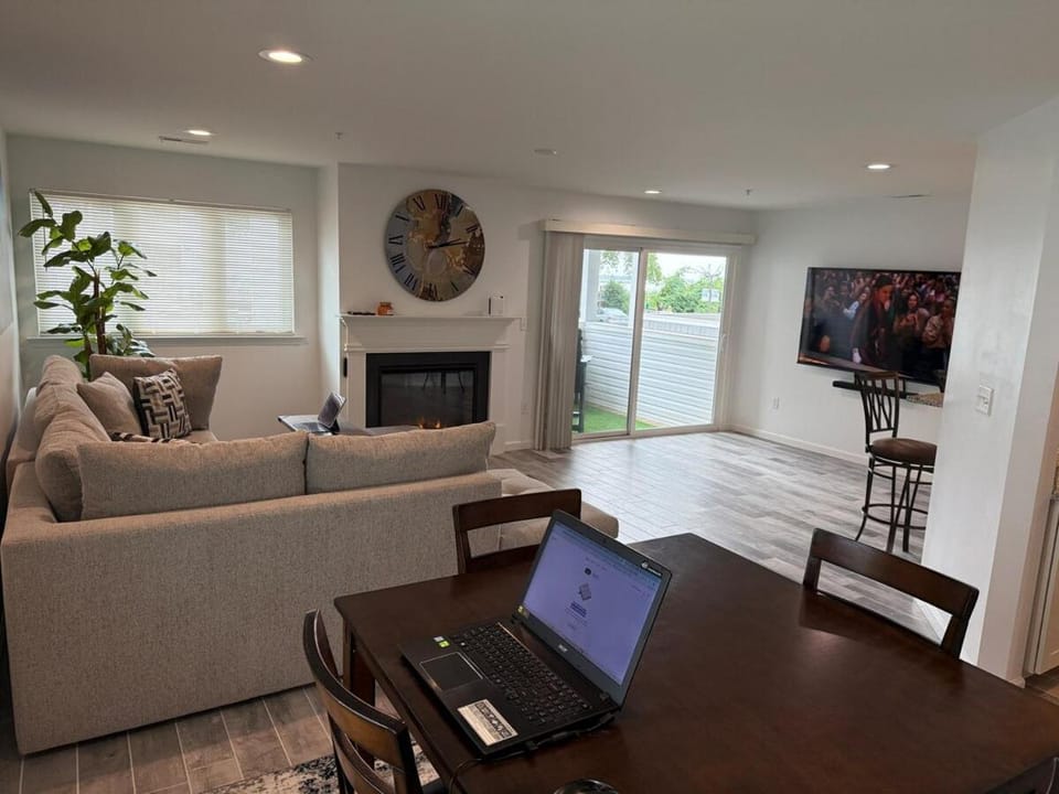 TV and multimedia, Living room, Seating area, Evening entertainment, Sea view