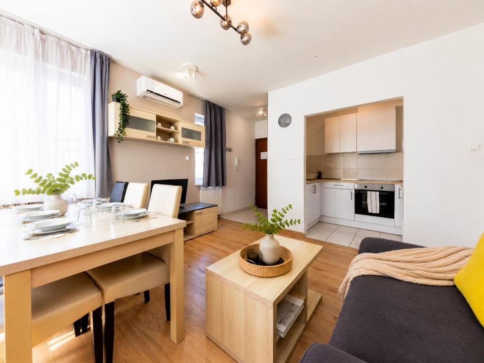 Living room, Seating area, Dining area, oven, pet friendly, air conditioner