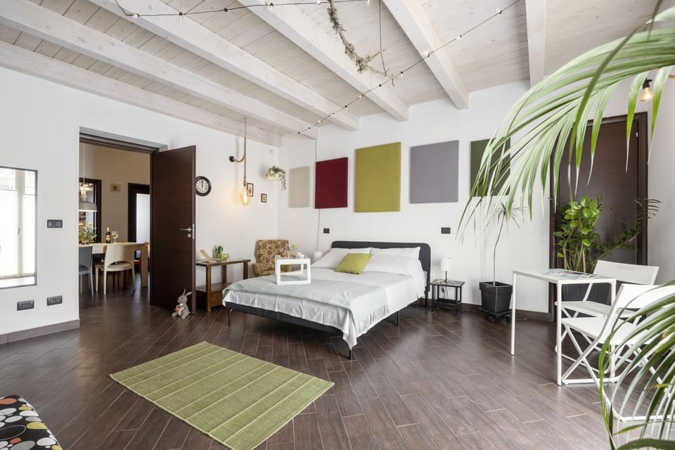 Bed, Seating area, Bedroom