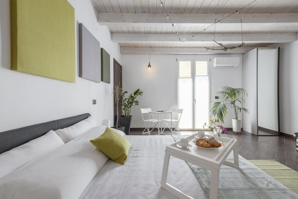 Bed, Seating area, Bedroom
