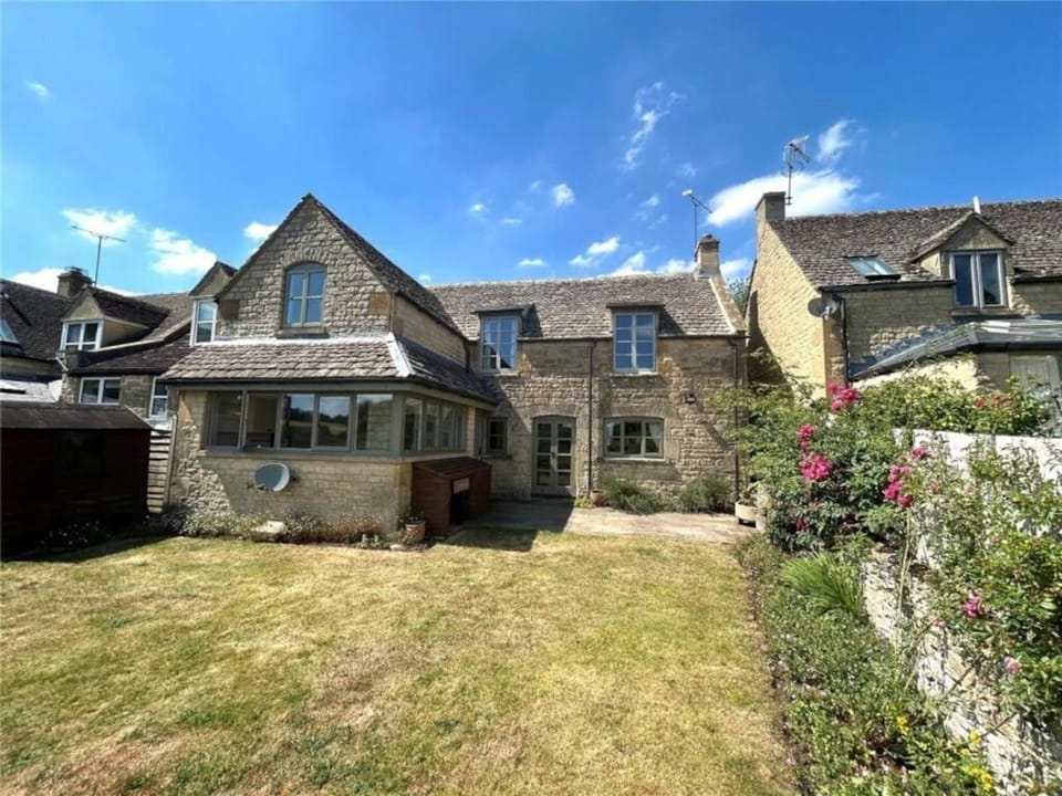Traditional Cotswold escape with garden and fireplace House in Cotswold District