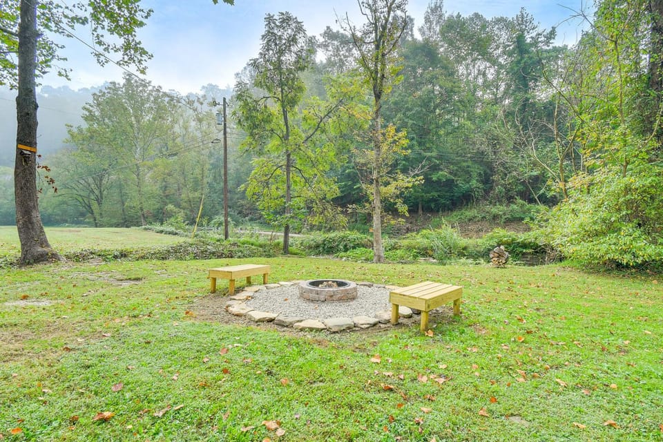 ‘Hudson’s Hideaway Cabin’ on Creek in Beattyville! Cabin in Beattyville
