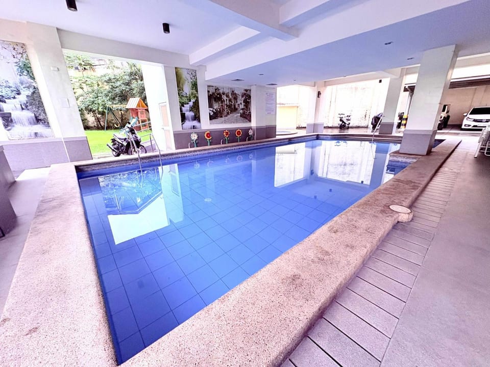 Minimalist Condo near NAIA Free Netflix Pool Balcony Apartment hotel in Muntinlupa