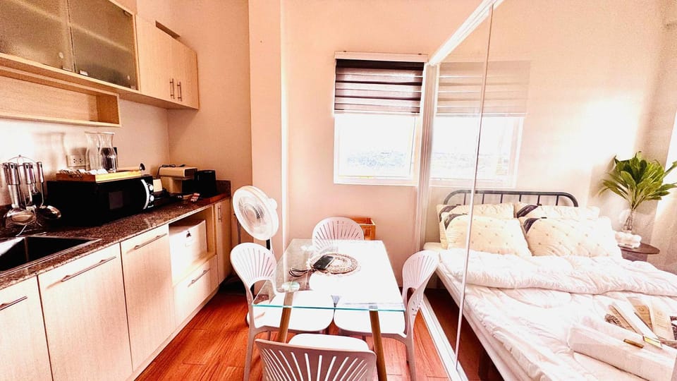 Minimalist Condo near NAIA Free Netflix Pool Balcony Apartment hotel in Muntinlupa