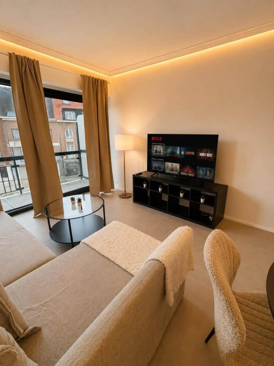 Luxury 1 Bedroom Apartment with Sofa Bed & Balconies Prime Location near ING Arena, Expo 12 & Atomium Apartment in Flanders