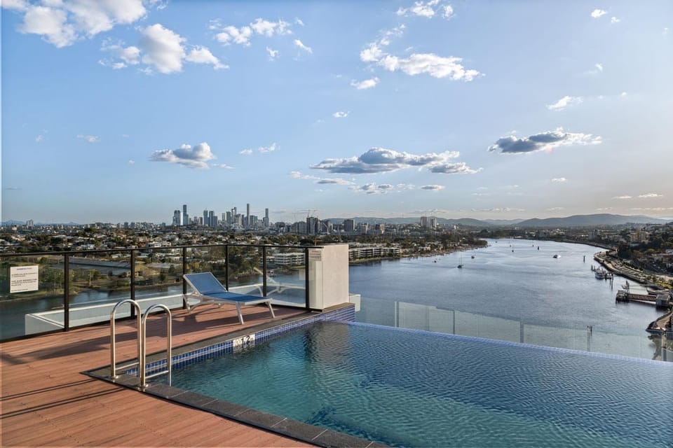 River View 1BR with Amazing Rooftop Pool & Parking Apartment in Bulimba