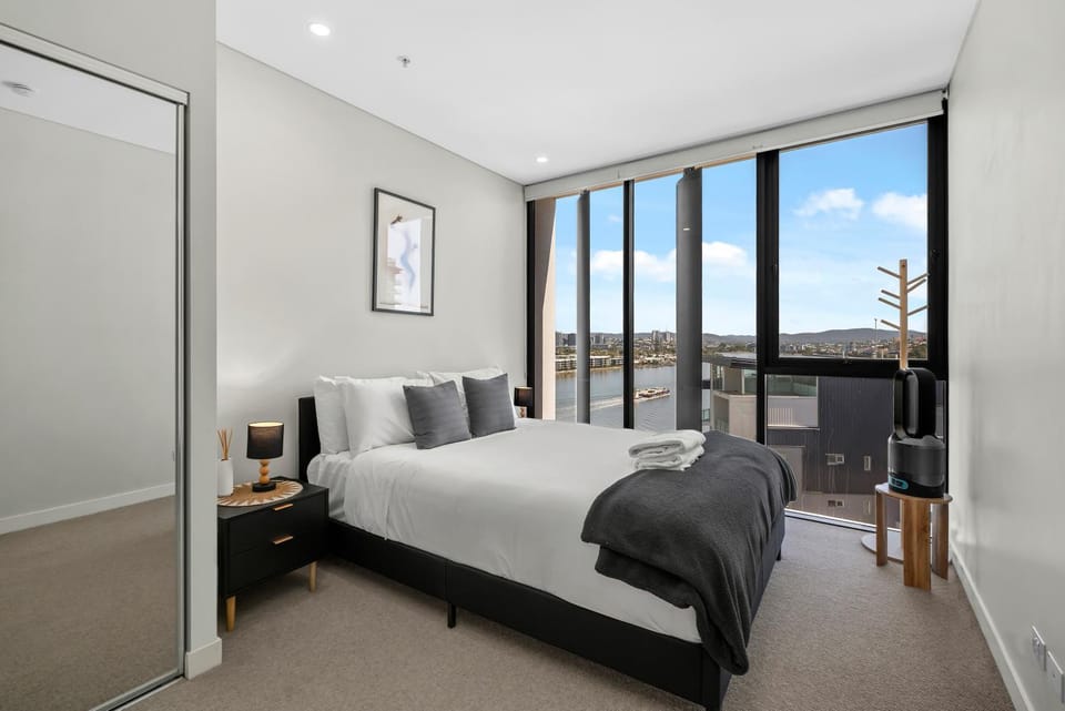 River View 1BR with Amazing Rooftop Pool & Parking Apartment in Bulimba