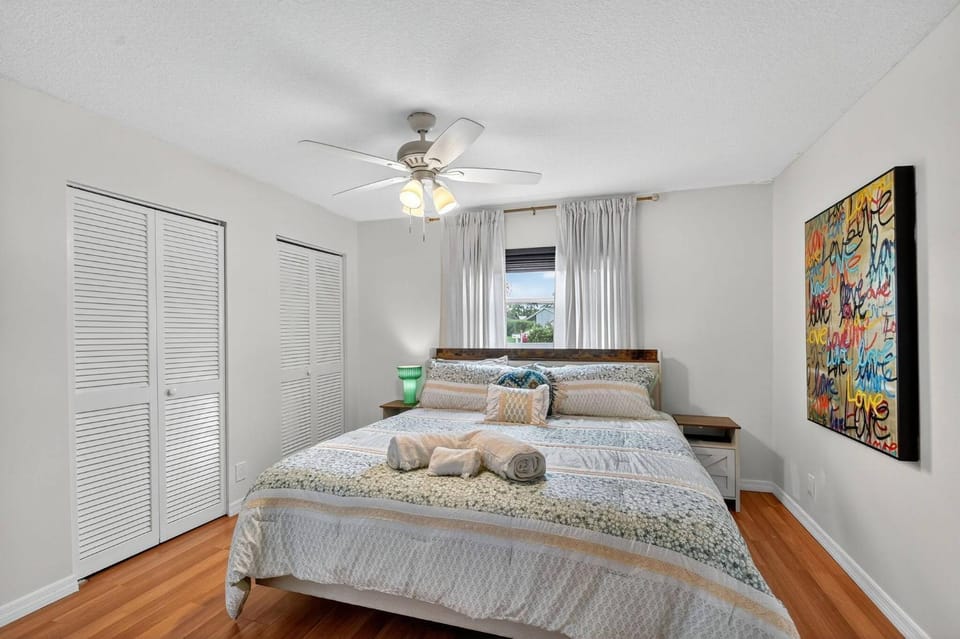 Bed, TV and multimedia, View (from property/room), Bedroom, Garden view