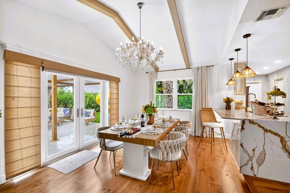 Photo of the whole room, Decorative detail, Dining area