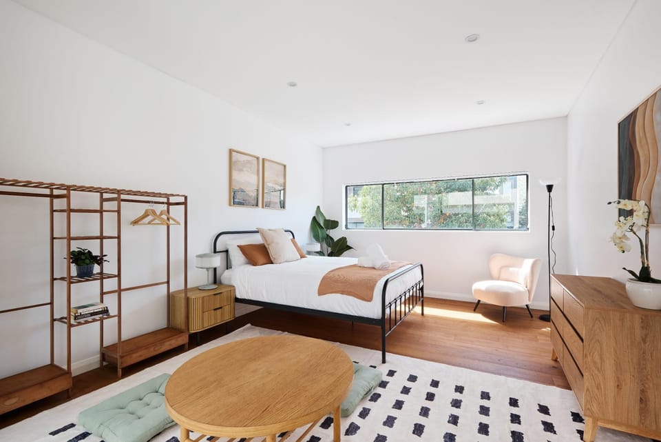 Bed, Photo of the whole room, Seating area, Bedroom