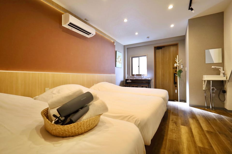 Bed, Living room, Photo of the whole room, Seating area, Bedroom, towels, air conditioner