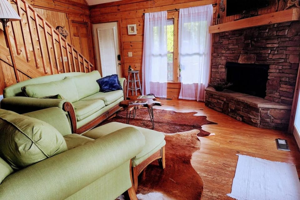Solar powered log cabin with mountain views, 3acres Cabin in Tennessee