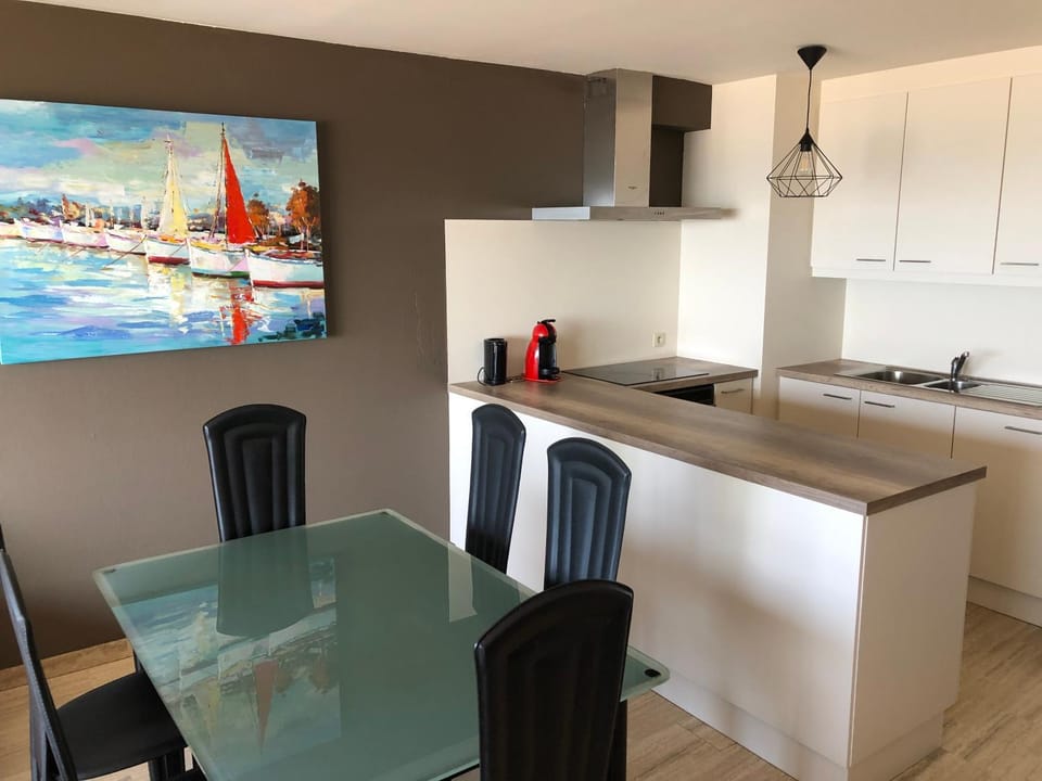 Kitchen or kitchenette, Dining area