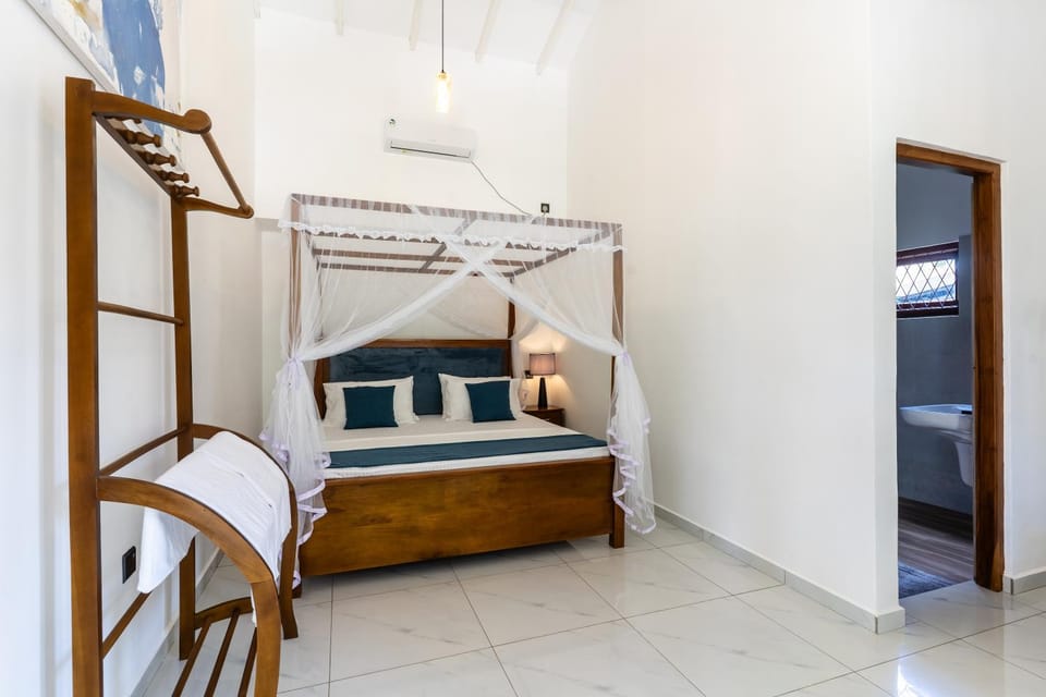 Bed, Photo of the whole room, Bedroom, bunk bed, towels