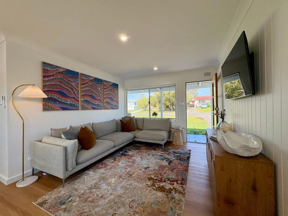 Cooinda on the Green by Book Jervis Bay - Your Happy Place! Golf Course Retreat with Kangaroo Views House in Saint Georges Basin