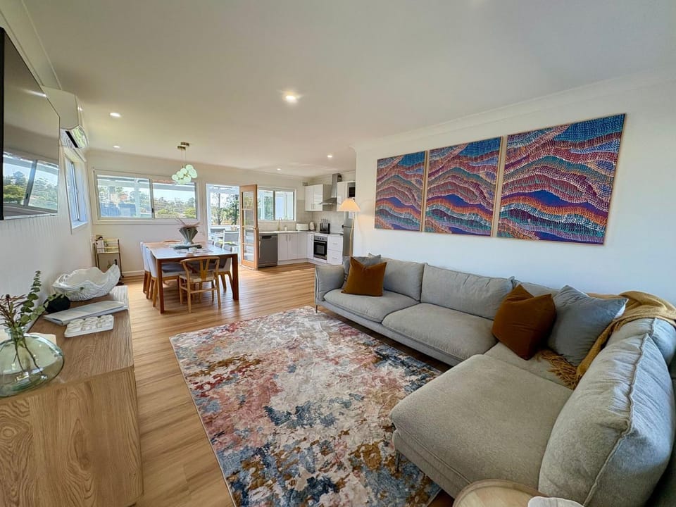Cooinda on the Green by Book Jervis Bay - Your Happy Place! Golf Course Retreat with Kangaroo Views House in Saint Georges Basin