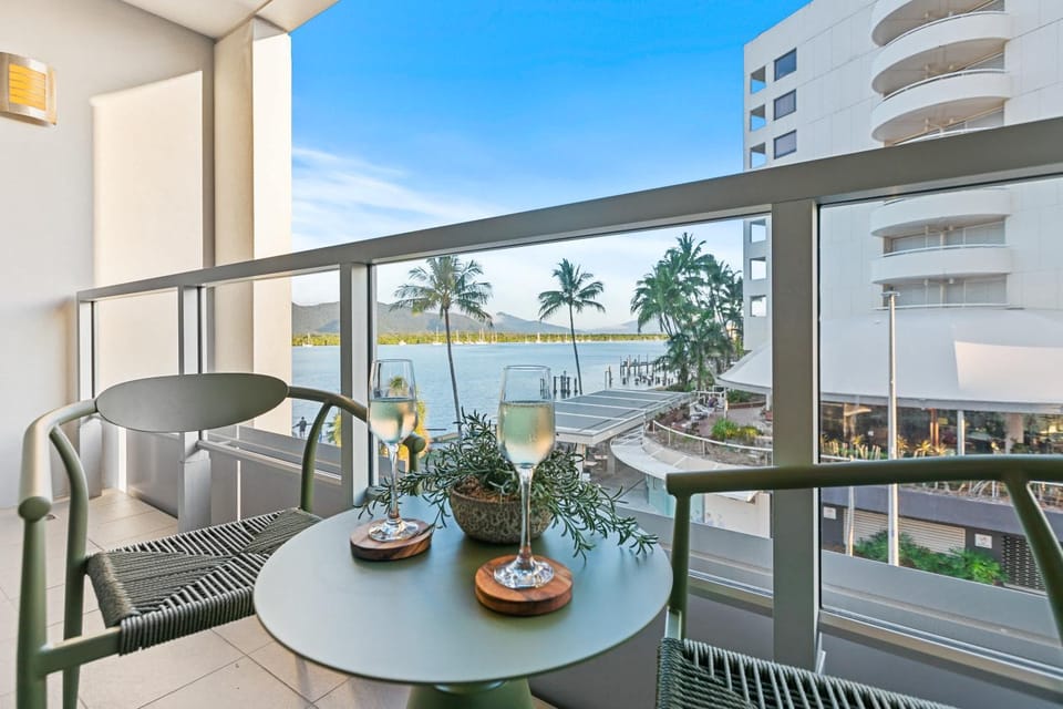 Waterfront Bliss Harbour Lights I Gym & City Apartment in Cairns