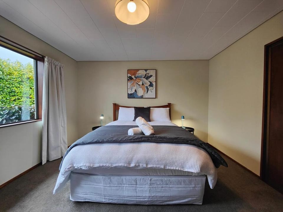 Mountain Views on Matai House in Te Anau
