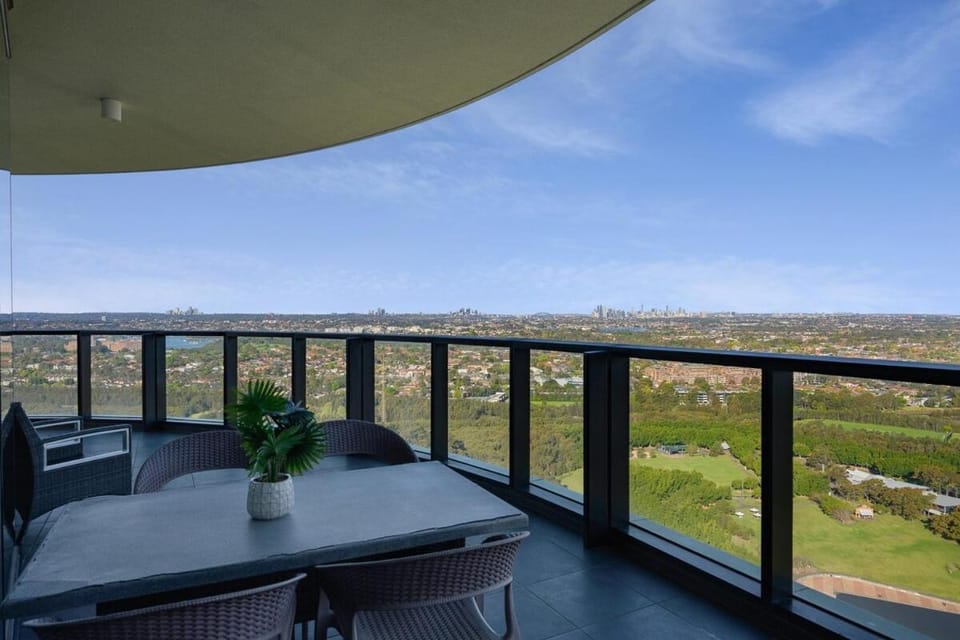 Spacious Two Level 4BR at Sydney Olympic Park with Best View Apartment in Sydney