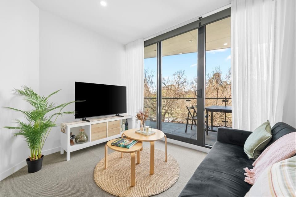 7Min to Canberra Centre | Modern 1BR Apt w/Parking Apartment in Canberra