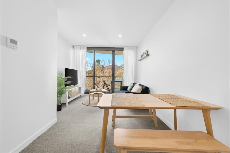 7Min to Canberra Centre | Modern 1BR Apt w/Parking Apartment in Canberra