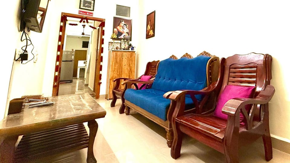 Communal lounge/ TV room, TV and multimedia, Living room, Seating area, Evening entertainment